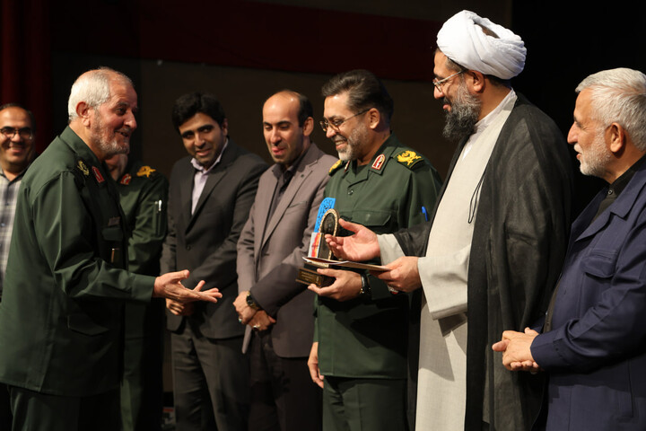 تصاویر /  آیین رونمایی از کتاب "هم سفر آتش و برف"؛ روایتی از مجاهدت‌های سردار شهید حاج سعید قهاری سعید