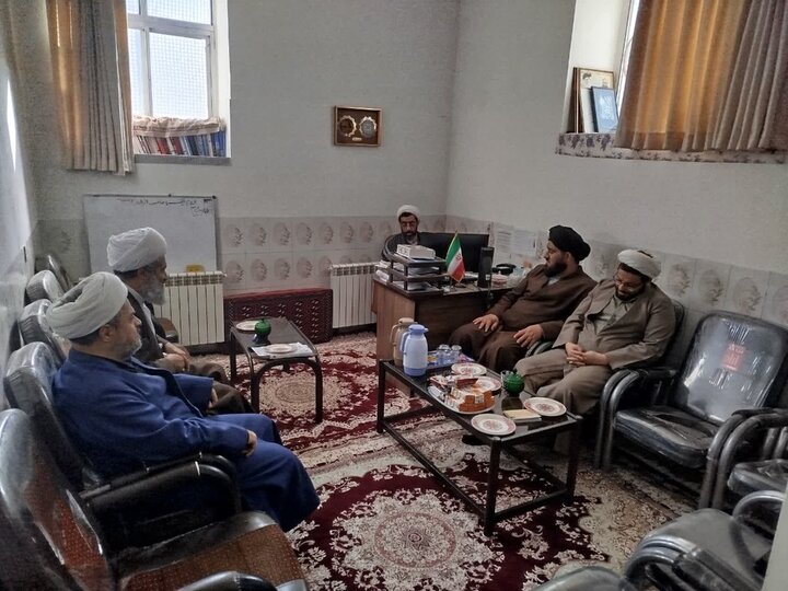 تصاویر/ جلسه‌ شورای مشورتی و آموزش مدرسه علمیه امام موسی کاظم(ع) برزک