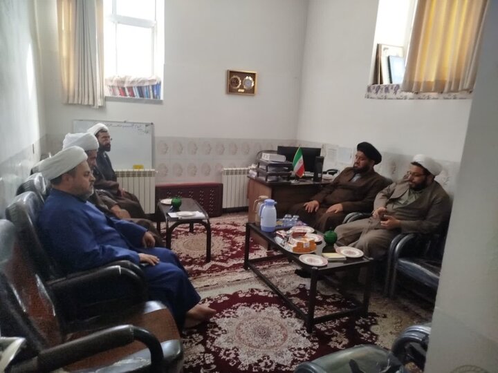 تصاویر/ جلسه‌ شورای آموزش مدرسه علمیه امام موسی کاظم(ع) برزک