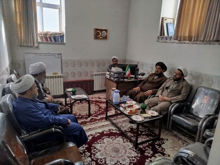 تصاویر/ جلسه‌ شورای آموزش مدرسه علمیه امام موسی کاظم(ع) برزک