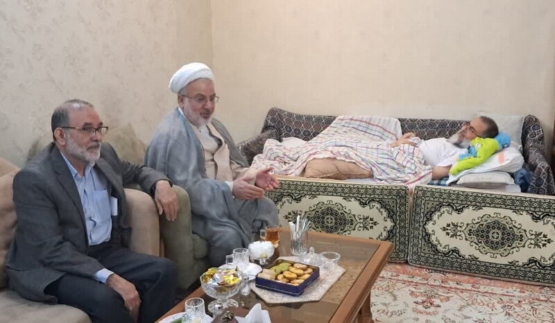 عیادت نمایندگان آیتالله اعرافی از استاد حوزه علمیه قم + عکس