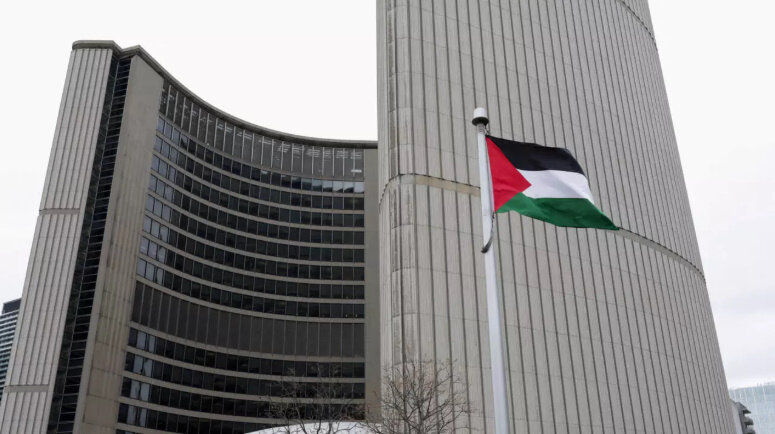للمرة الأولى...العلم الفلسطيني يرفرف على مبنى بلدية تورونتو الكندية