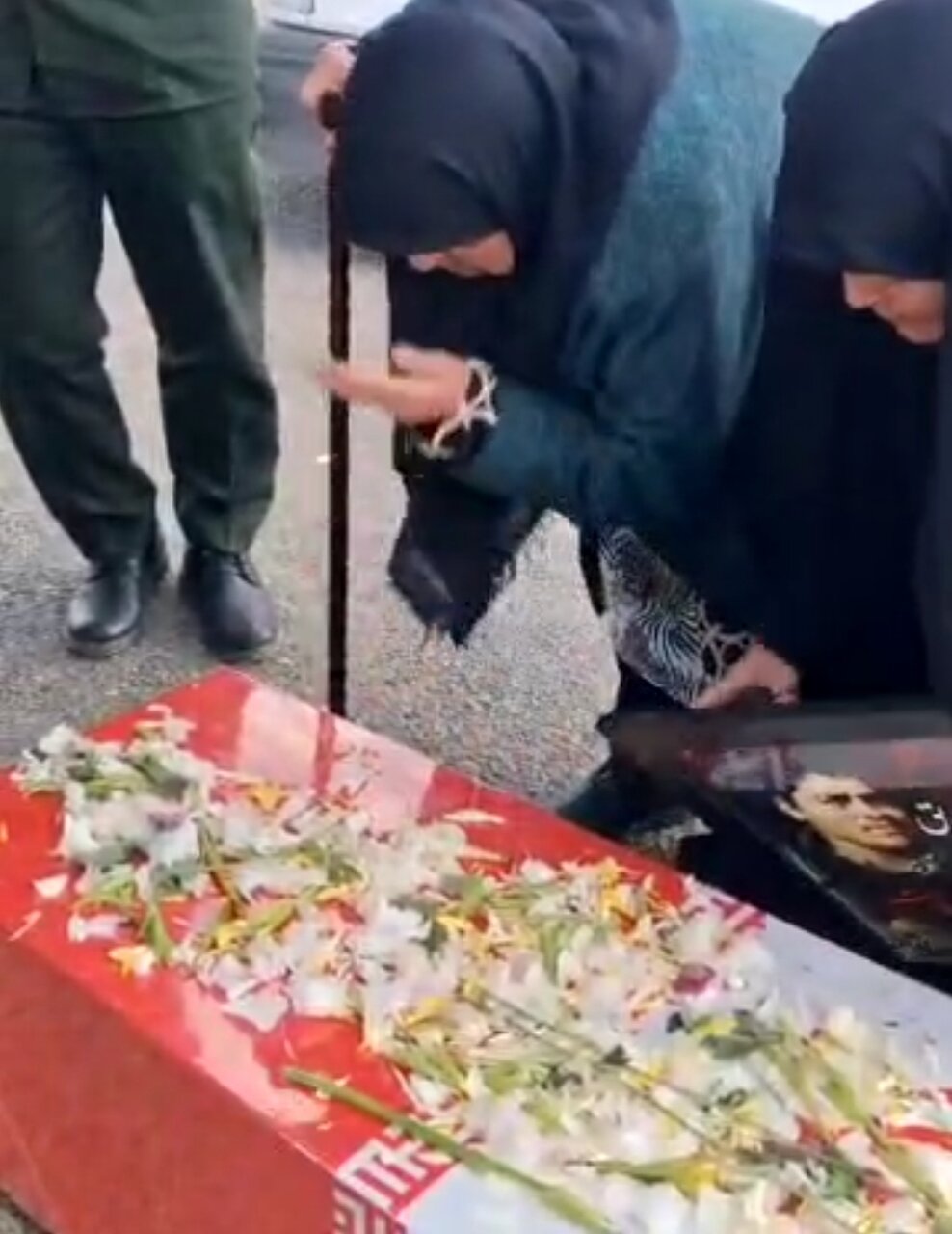 فیلم| استقبال مادر شهید مفقودالاثر از شهید گمنام در روستای بلوبند شهرستان زرندیه