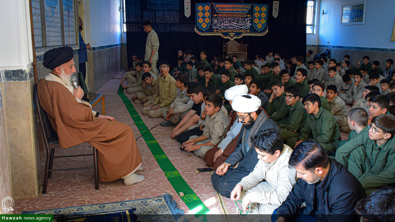 تصاویر/ مراسم نماز جماعت و سخنرانی در مدرسه امام حسین(ع) همدان