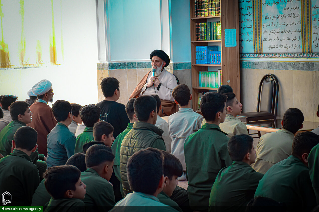 فیلم | برگزاری مراسم نماز جماعت و سخنرانی در مدرسه امام حسین(ع) همدان