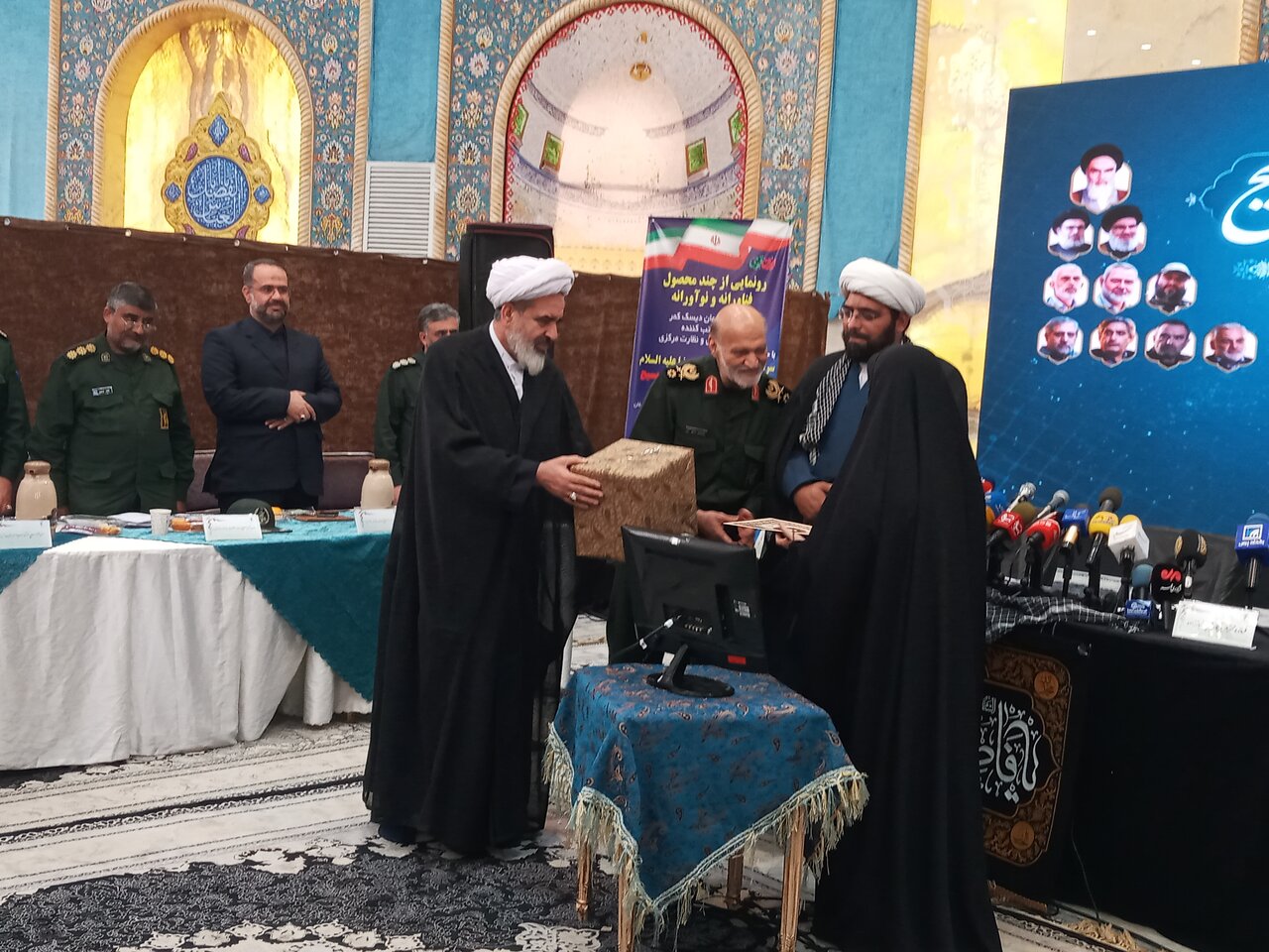 تجلیل از خانواده شهدا در نشست خبری برنامه های  هفته بسیج