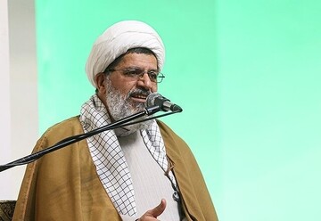 سعادت دنیا و آخرت در گرو تمسک به قرآن کریم است