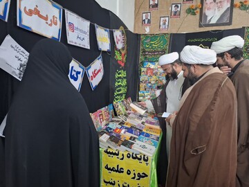 تصاویر/ بازدید مسئول بسیج طلاب استان مرکزی از نمایشگاه کتاب مدرسه علمیه حضرت زینب آستانه