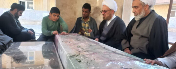 حوزه/ تصاویر میزبانی کارکنان مدرسه علمیه الغدیر نراق از شهید گمنام