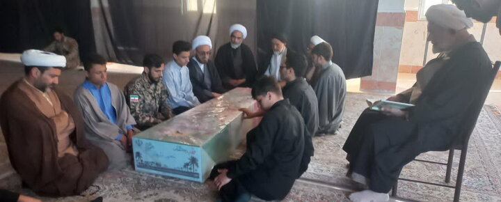 حوزه/ تصاویر میزبانی کارکنان مدرسه علمیه الغدیر نراق از شهید گمنام