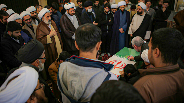 تصاویر/مدرسه علمیه آیت‌الله آخوند (ره) همدان میزبان پیکر مطهر شهید گمنام شد