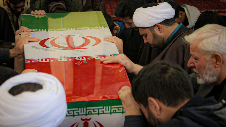 تصاویر/مدرسه علمیه آیت‌الله آخوند (ره) همدان میزبان پیکر مطهر شهید گمنام شد