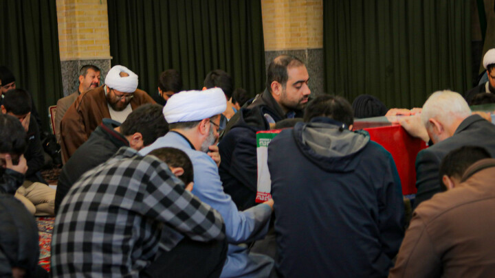 تصاویر/مدرسه علمیه آیت‌الله آخوند (ره) همدان میزبان پیکر مطهر شهید گمنام شد