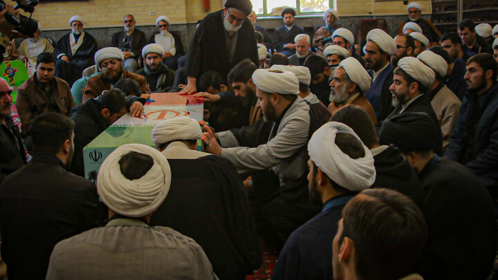 تصاویر/مدرسه علمیه آیت‌الله آخوند (ره) همدان میزبان پیکر مطهر شهید گمنام شد