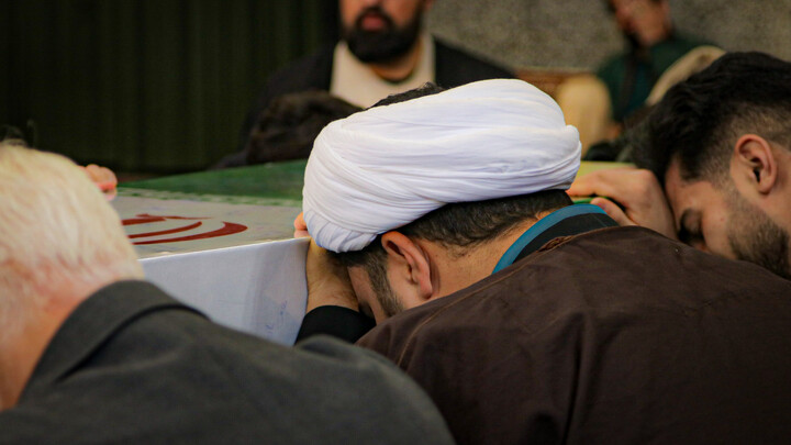 تصاویر/مدرسه علمیه آیت‌الله آخوند (ره) همدان میزبان پیکر مطهر شهید گمنام شد