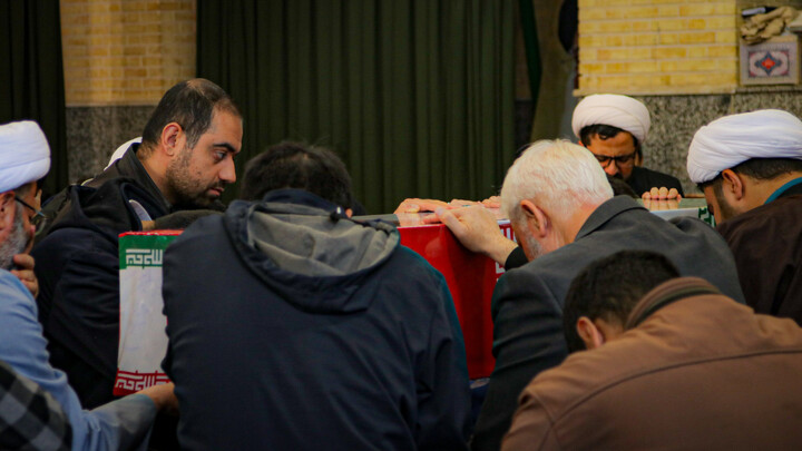 تصاویر/مدرسه علمیه آیت‌الله آخوند (ره) همدان میزبان پیکر مطهر شهید گمنام شد