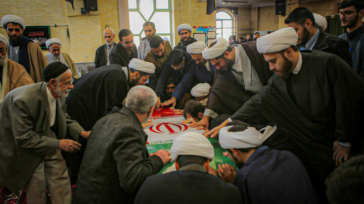 تصاویر/مدرسه علمیه آیت‌الله آخوند (ره) همدان میزبان پیکر مطهر شهید گمنام شد