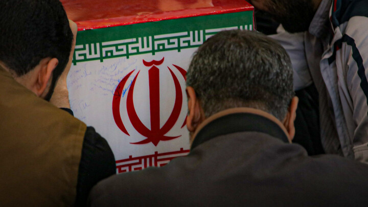 تصاویر/مدرسه علمیه آیت‌الله آخوند (ره) همدان میزبان پیکر مطهر شهید گمنام شد