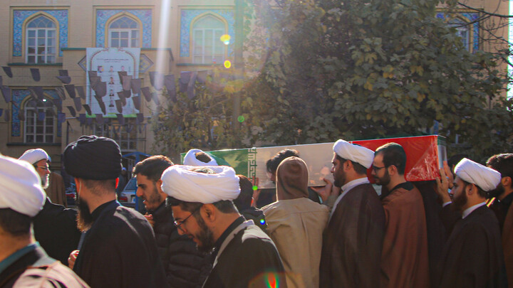 تصاویر/مدرسه علمیه آیت‌الله آخوند (ره) همدان میزبان پیکر مطهر شهید گمنام شد