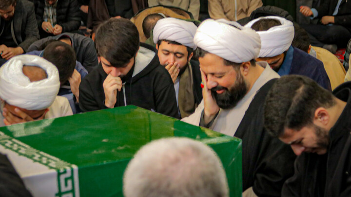 تصاویر/مدرسه علمیه آیت‌الله آخوند (ره) همدان میزبان پیکر مطهر شهید گمنام شد