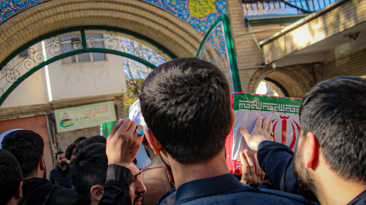 تصاویر/مدرسه علمیه آیت‌الله آخوند (ره) همدان میزبان پیکر مطهر شهید گمنام شد