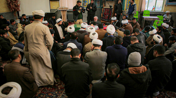 تصاویر/مدرسه علمیه آیت‌الله آخوند (ره) همدان میزبان پیکر مطهر شهید گمنام شد