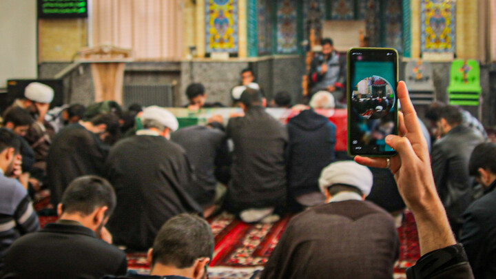 تصاویر/مدرسه علمیه آیت‌الله آخوند (ره) همدان میزبان پیکر مطهر شهید گمنام شد