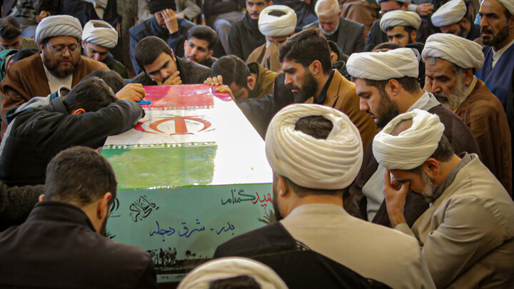 تصاویر/مدرسه علمیه آیت‌الله آخوند (ره) همدان میزبان پیکر مطهر شهید گمنام شد