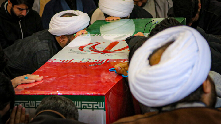 تصاویر/مدرسه علمیه آیت‌الله آخوند (ره) همدان میزبان پیکر مطهر شهید گمنام شد