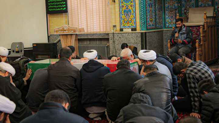 تصاویر/مدرسه علمیه آیت‌الله آخوند (ره) همدان میزبان پیکر مطهر شهید گمنام شد