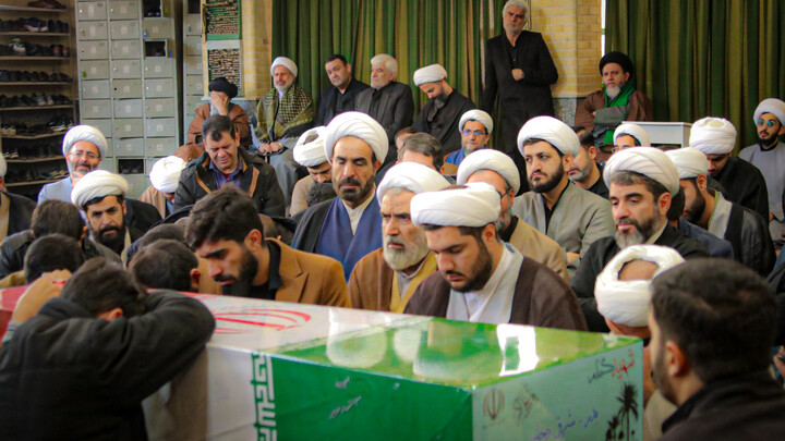 تصاویر/مدرسه علمیه آیت‌الله آخوند (ره) همدان میزبان پیکر مطهر شهید گمنام شد