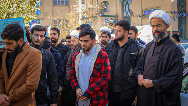 تصاویر/مدرسه علمیه آیت‌الله آخوند (ره) همدان میزبان پیکر مطهر شهید گمنام شد