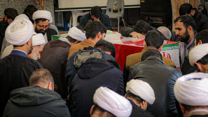 تصاویر/مدرسه علمیه آیت‌الله آخوند (ره) همدان میزبان پیکر مطهر شهید گمنام شد