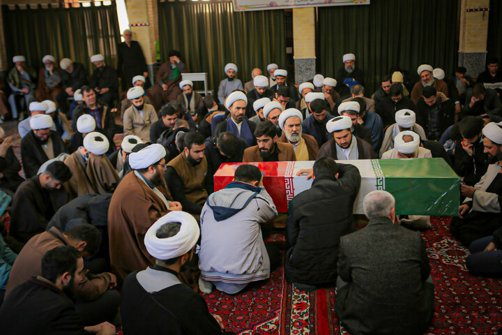 تصاویر/مدرسه علمیه آیت‌الله آخوند (ره) همدان میزبان پیکر مطهر شهید گمنام شد