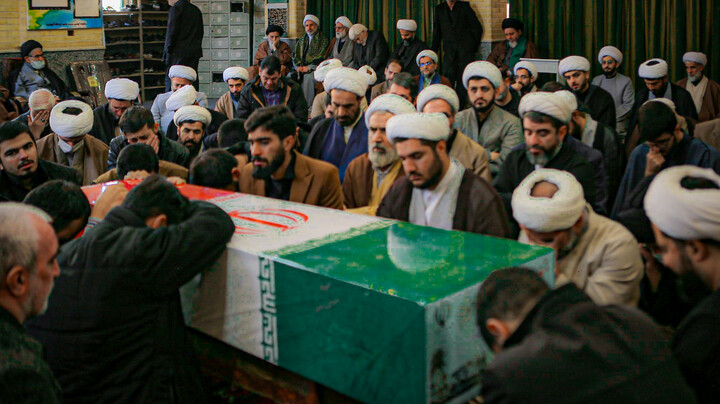 تصاویر/مدرسه علمیه آیت‌الله آخوند (ره) همدان میزبان پیکر مطهر شهید گمنام شد