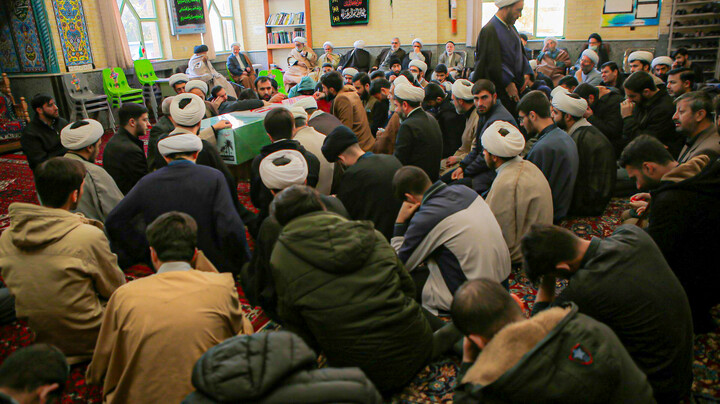 تصاویر/مدرسه علمیه آیت‌الله آخوند (ره) همدان میزبان پیکر مطهر شهید گمنام شد