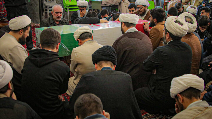 تصاویر/مدرسه علمیه آیت‌الله آخوند (ره) همدان میزبان پیکر مطهر شهید گمنام شد