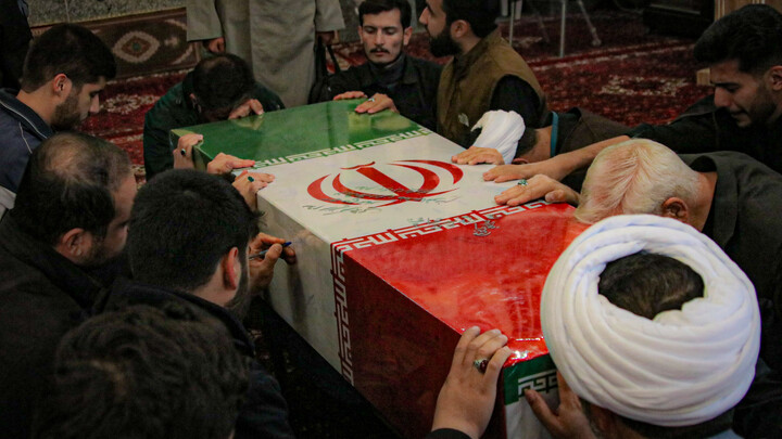 تصاویر/مدرسه علمیه آیت‌الله آخوند (ره) همدان میزبان پیکر مطهر شهید گمنام شد