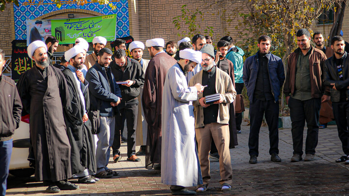 تصاویر/مدرسه علمیه آیت‌الله آخوند (ره) همدان میزبان پیکر مطهر شهید گمنام شد