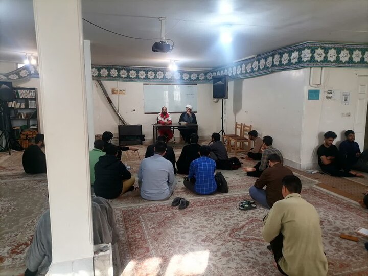 تصاویر/ نشست توجیهی دوره‌ آموزشی جمعیت هلال احمر مدرسه علمیه دارالعلم اسلامی