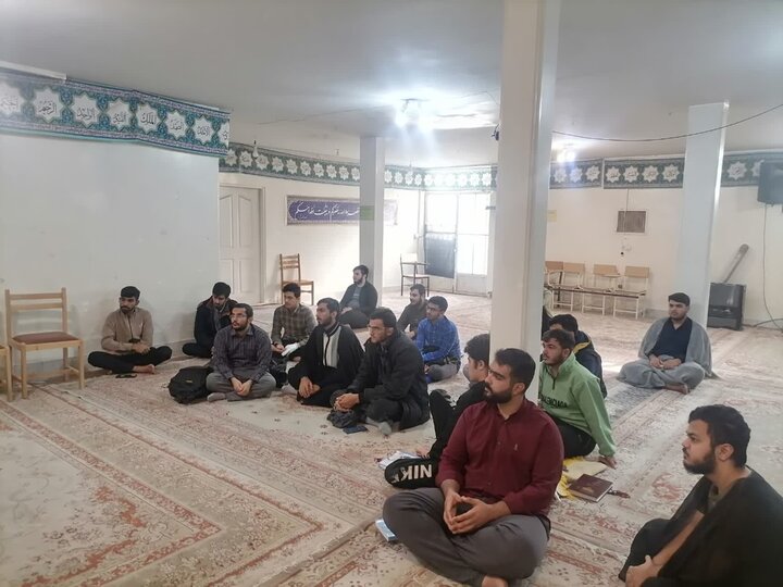 تصاویر/ نشست توجیهی دوره‌ آموزشی جمعیت هلال احمر مدرسه علمیه دارالعلم اسلامی