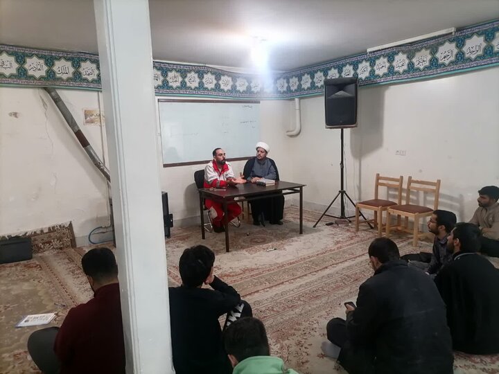 تصاویر/ نشست توجیهی دوره‌ آموزشی جمعیت هلال احمر مدرسه علمیه دارالعلم اسلامی