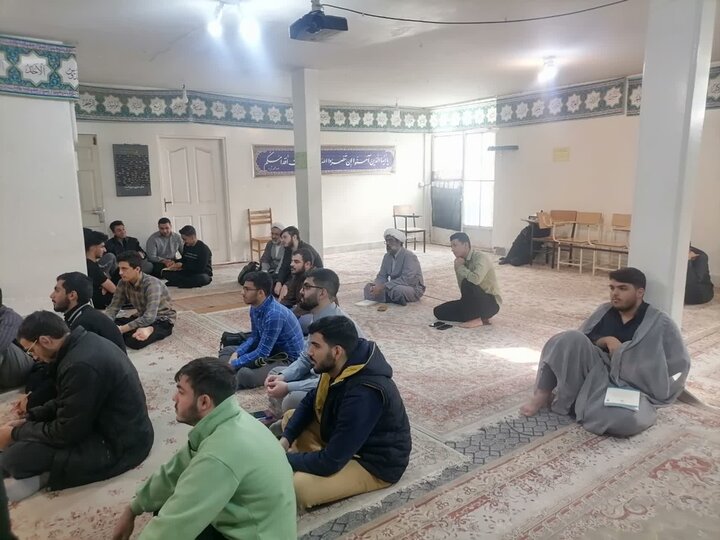 تصاویر/ نشست توجیهی دوره‌ آموزشی جمعیت هلال احمر مدرسه علمیه دارالعلم اسلامی