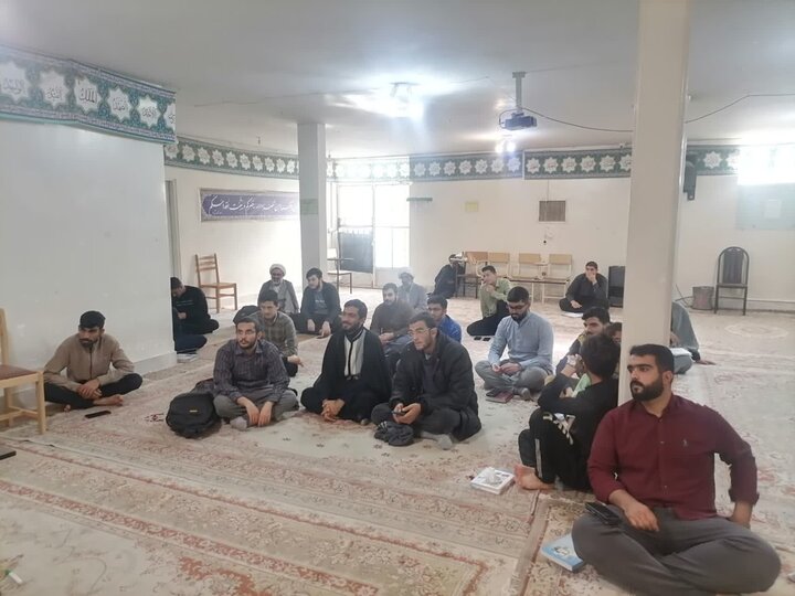 تصاویر/ نشست توجیهی دوره‌ آموزشی جمعیت هلال احمر مدرسه علمیه دارالعلم اسلامی