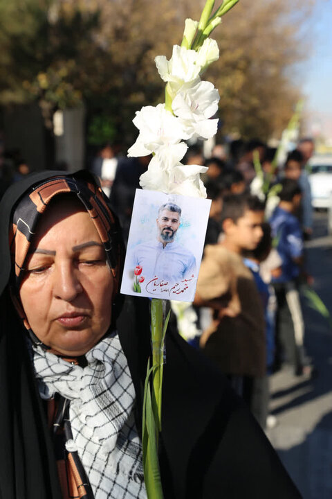 تصاویر /  آیین باشکوه استقبال از ۸ شهید گمنام دفاع مقدس در شهر شریف آباد قزوین  برگزار شد.