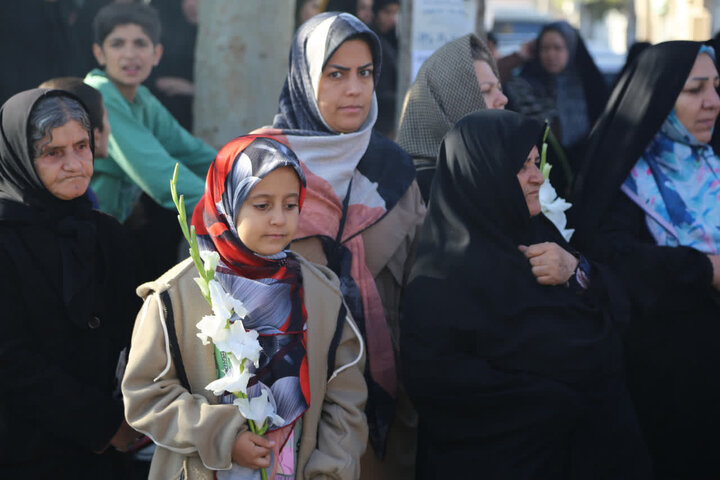 تصاویر /  آیین باشکوه استقبال از ۸ شهید گمنام دفاع مقدس در شهر شریف آباد قزوین  برگزار شد.