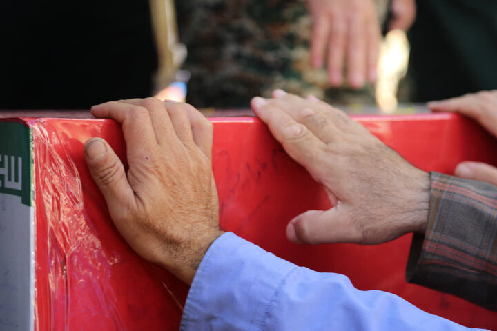 تصاویر /  آیین باشکوه استقبال از ۸ شهید گمنام دفاع مقدس در شهر شریف آباد قزوین  برگزار شد.