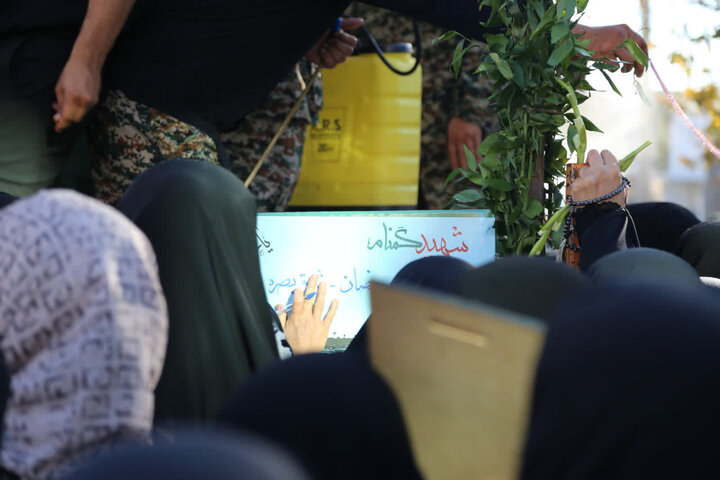 تصاویر /  آیین باشکوه استقبال از ۸ شهید گمنام دفاع مقدس در شهر شریف آباد قزوین  برگزار شد.