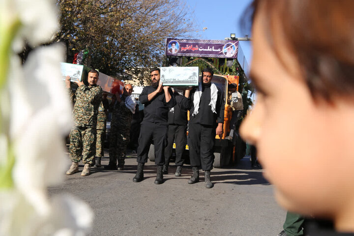 تصاویر /  آیین باشکوه استقبال از ۸ شهید گمنام دفاع مقدس در شهر شریف آباد قزوین  برگزار شد.