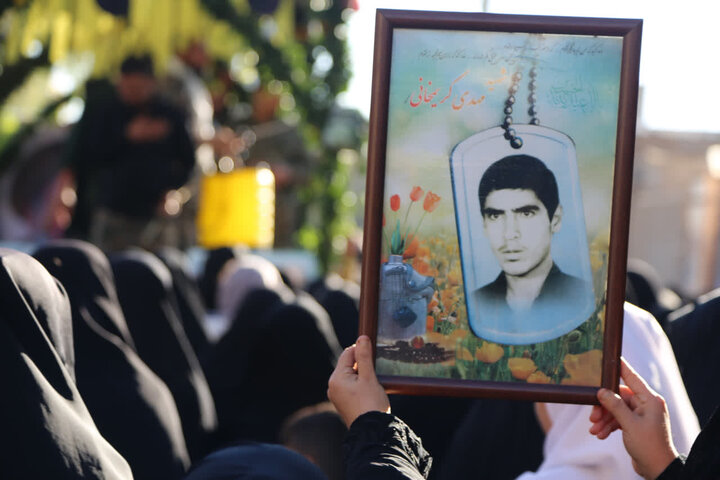 تصاویر /  آیین باشکوه استقبال از ۸ شهید گمنام دفاع مقدس در شهر شریف آباد قزوین  برگزار شد.